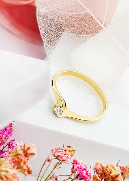 Złoty klasyczny pierścionek zaręczynowy z jedną cyrkonią pr. 585