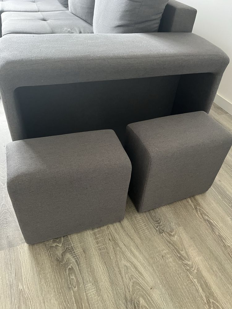 Sofá cinza , com chaise long e sofa cama com arrumacao