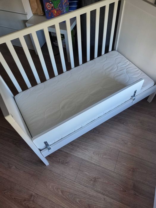 Berço IKEA "Sundvik" + colchão "JÄTTETRÖTT" + Barra NATTAPA -Como Novo