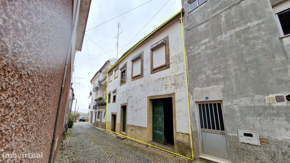 Moradia em banda situada no centro de São João da Pesqueira