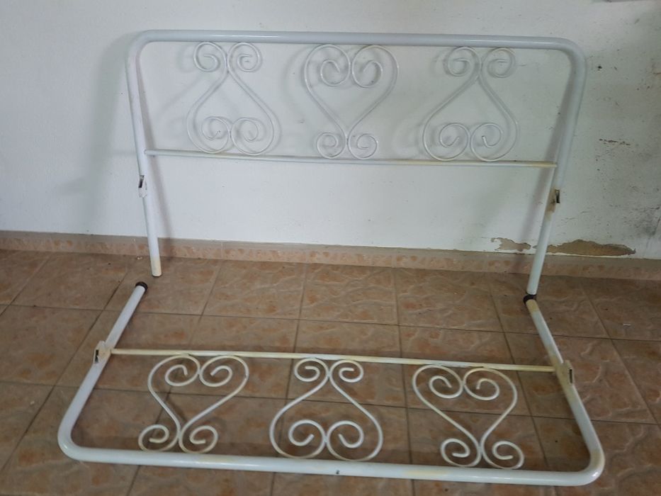Cama de ferro trabalhado antiga