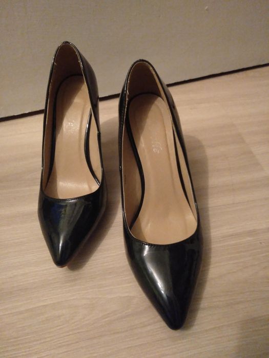 Sprzedam buty szpilki r.36 w dobrym stanie
