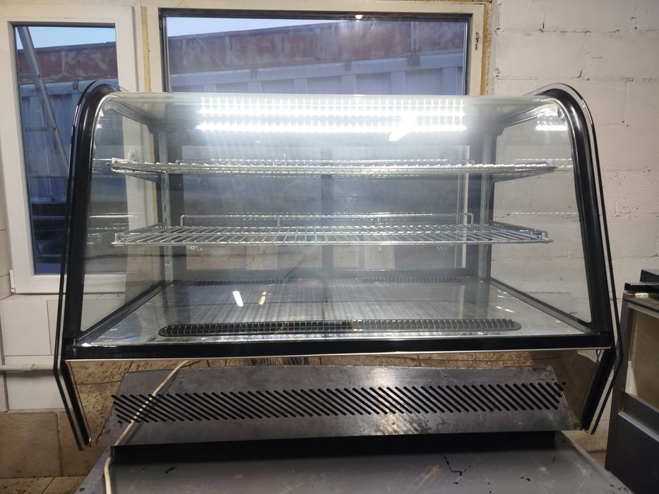 Холодильна вітрина панорамна .