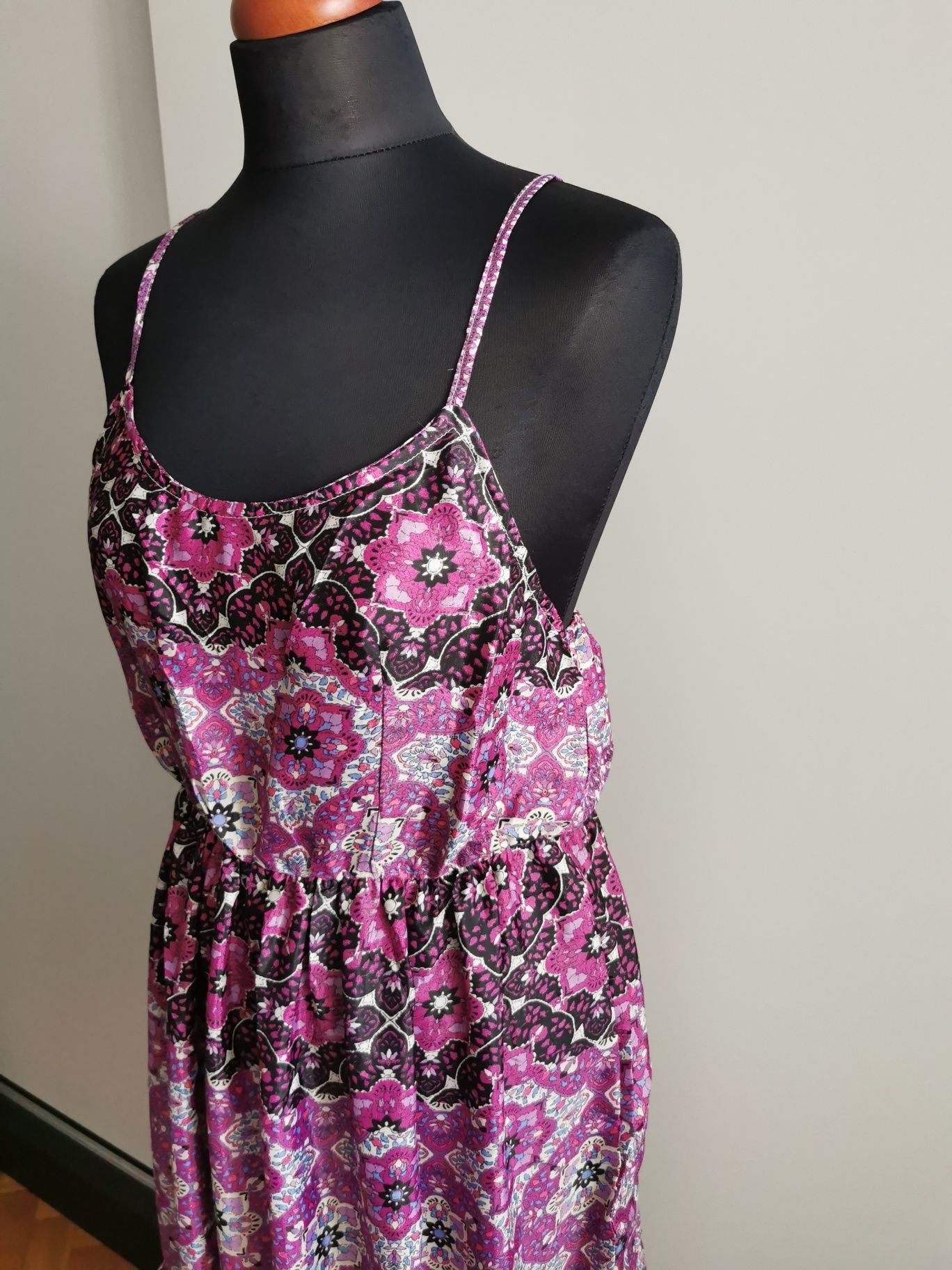 Śliczna jedwabna letnia sukienka lila na cienkich ramiączkach falbana