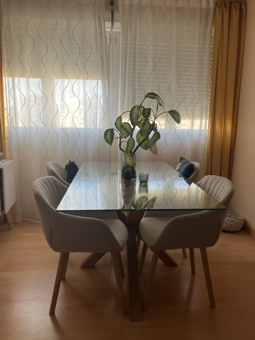 Mesa de jantar e 4 cadeiras da JSKY