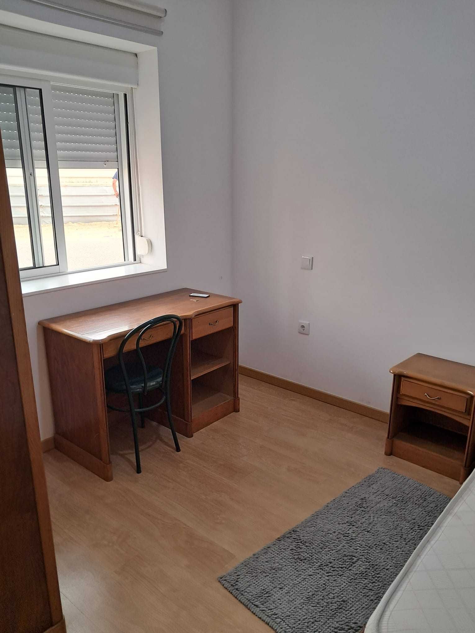 Quarto em Aveiro para jovem estudante com WC privativo.