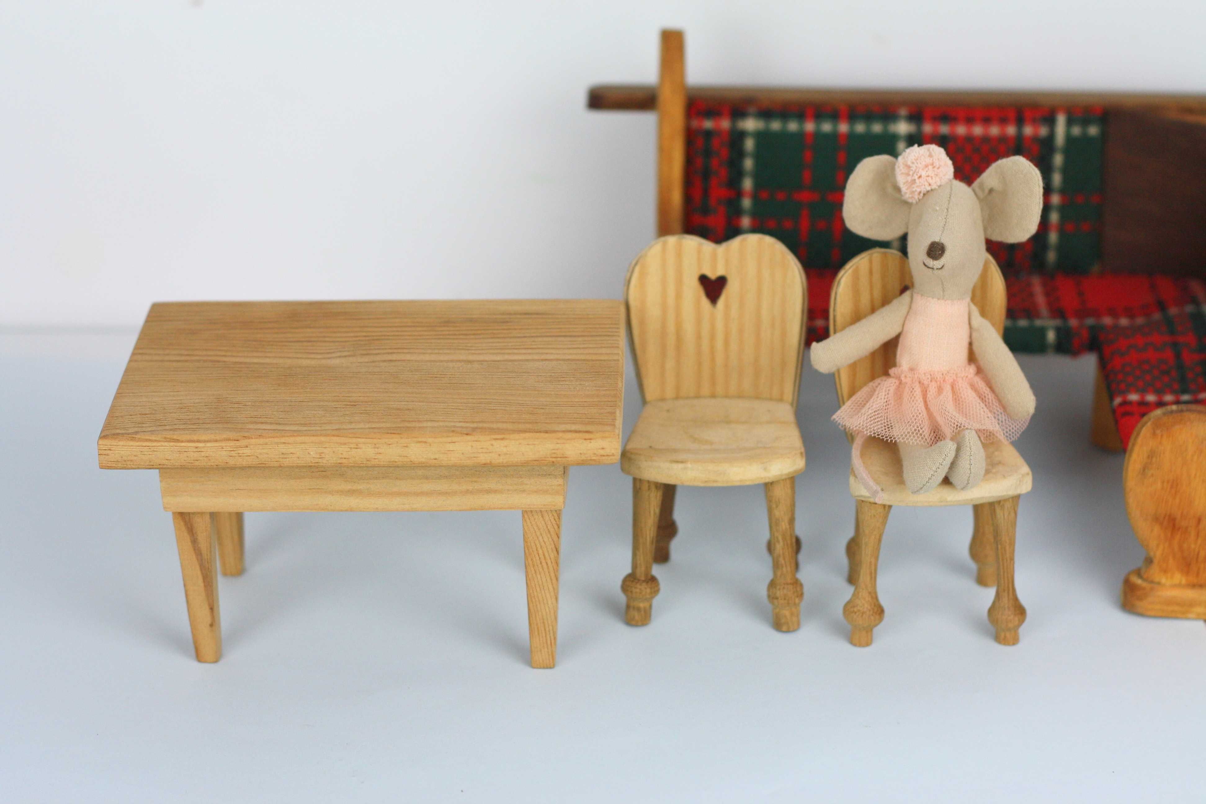Drewniany zestaw mebli dla lalek stół krzesła narożnik Maileg