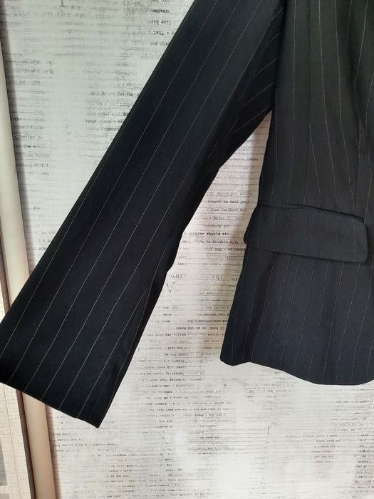 Czarna prążkowana marynarka KappAhl