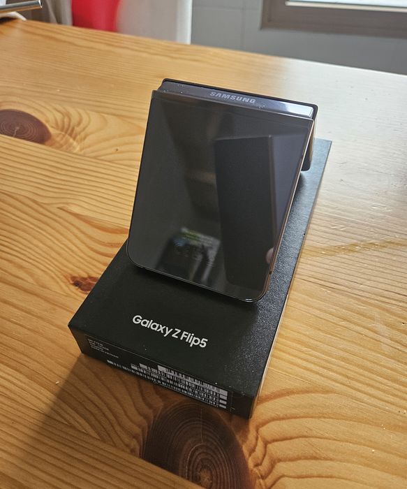 Samsung Galaxy Z Flip 5 - 512GB - Novo
