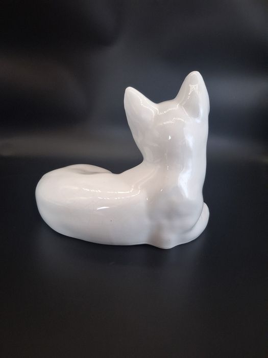 Figurka kot porcelanowy