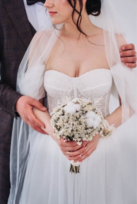 Весільна сукня з шлейфом