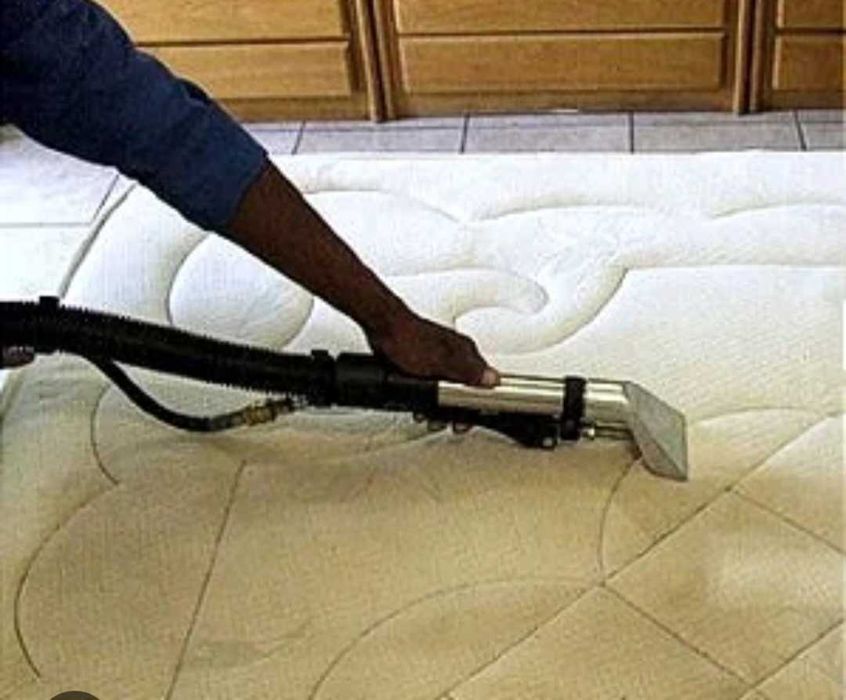 Limpeza de estofos em geral, sofás, colchões, banco de carros.lim