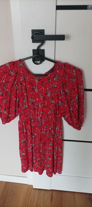 Sukienki czerwona 134 w kwiatki 140