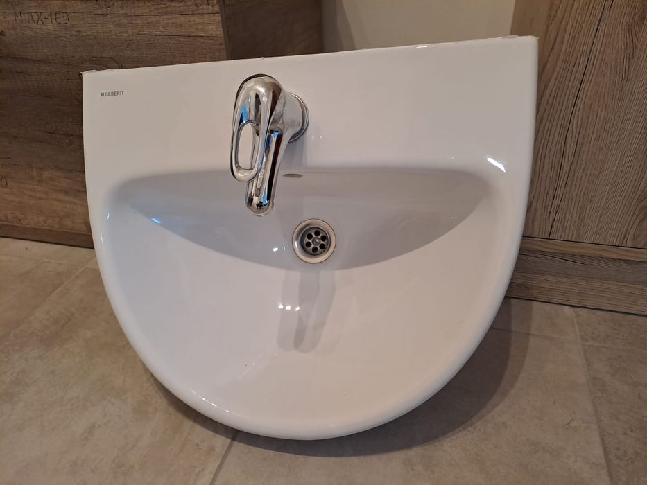 Umywalki GEBERIT wraz z baterią