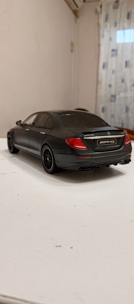 Масштабна модель  Mercedes E63S Edition One 1/18