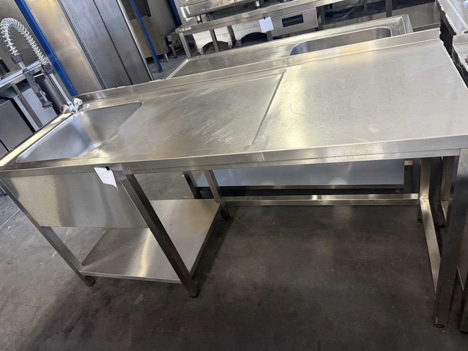 Bancada com pia lado esq. e sitio para maquina loiça e balde detritros