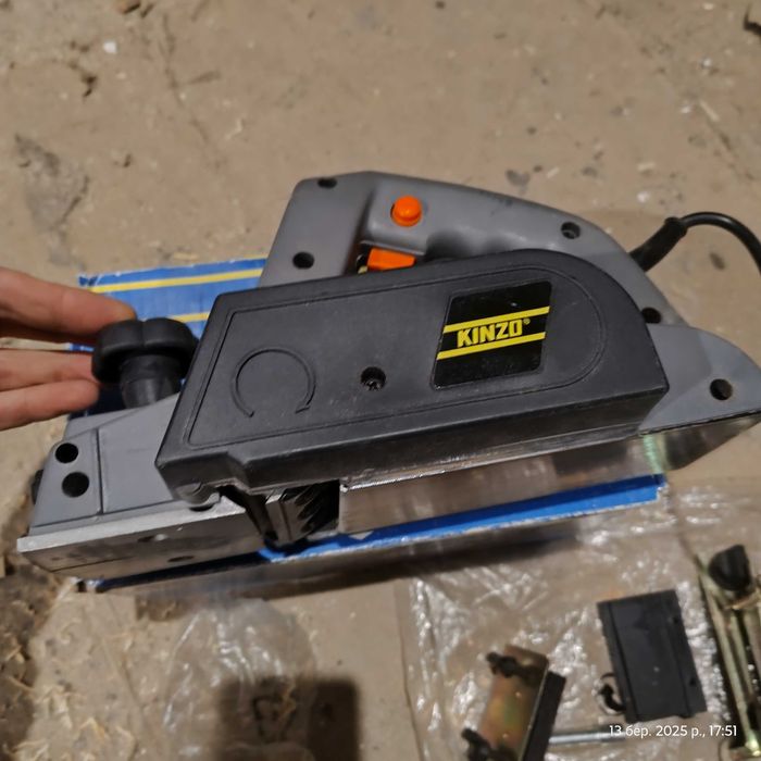 Електрорубанок        Полный комплект       .