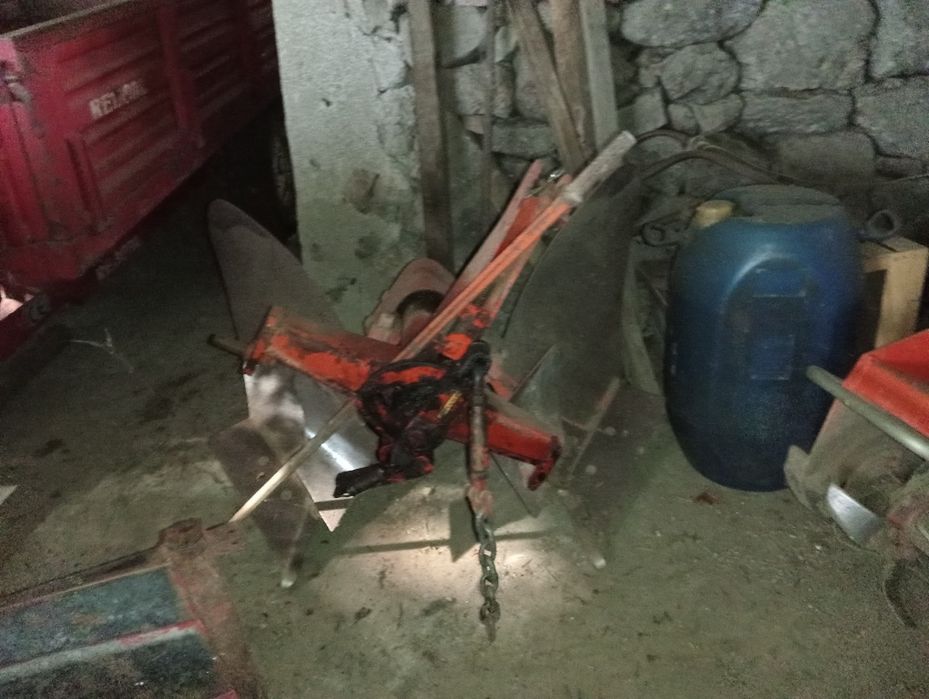 Trator e acessórios em bom estado podem ver sem compromisso