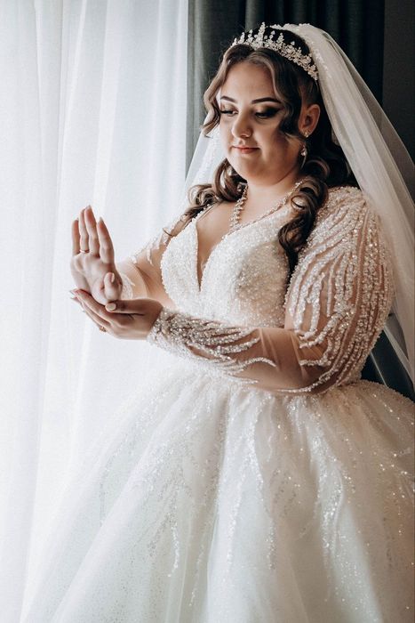 Весільне плаття з шлейфом