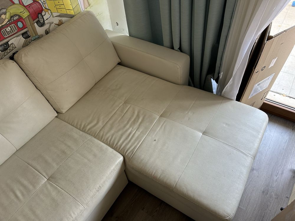 Sofá-cama com chaise long branco (urgente)
