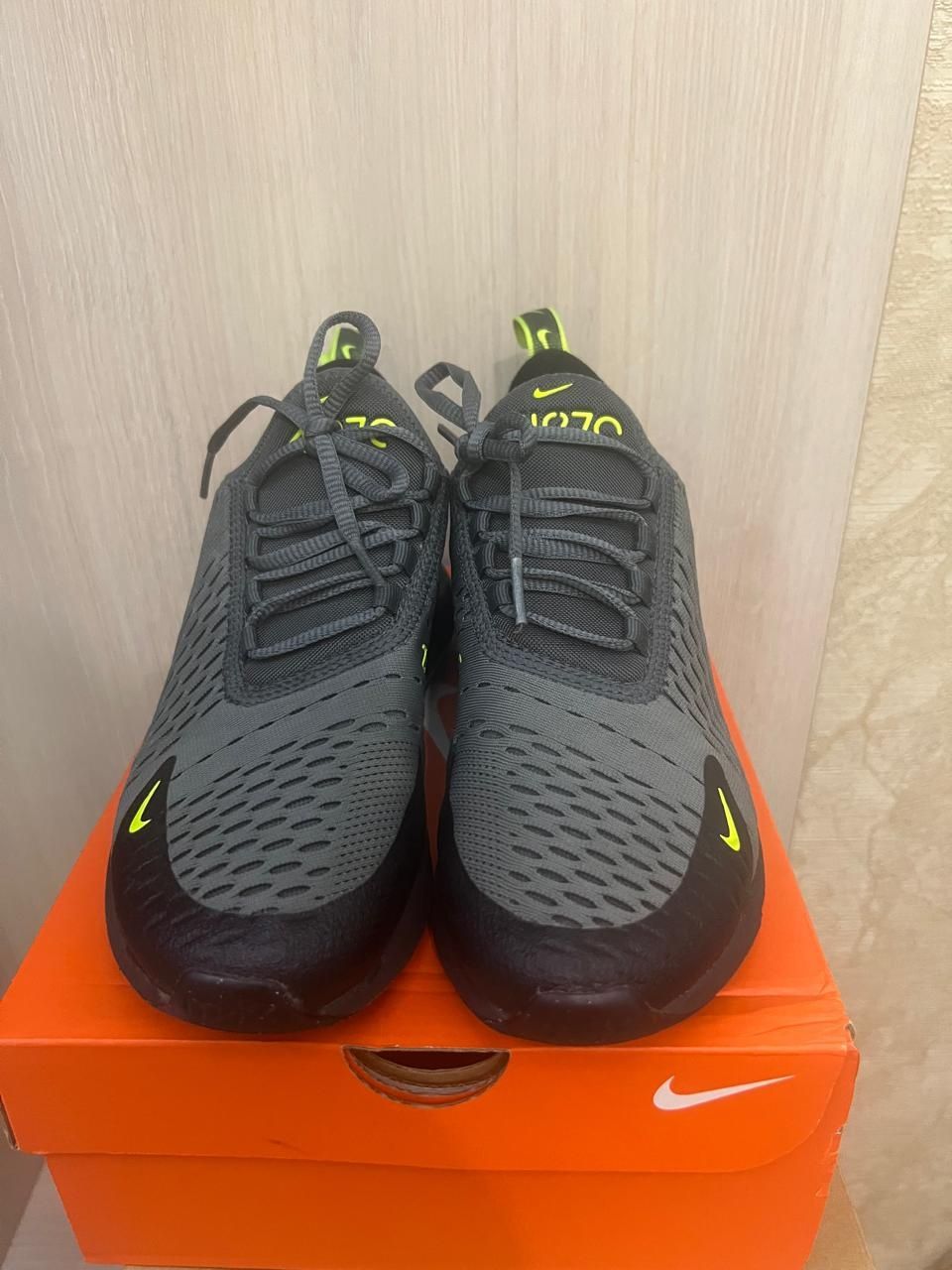 NIKE и LEVI'S. Кроссовки р-р 40 и 38