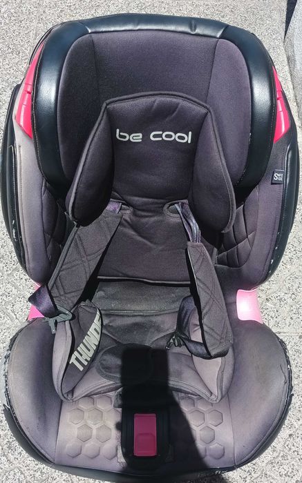 Cadeira da marca  be cool,  com isofix e inclinação,  0 aos 12 anos.