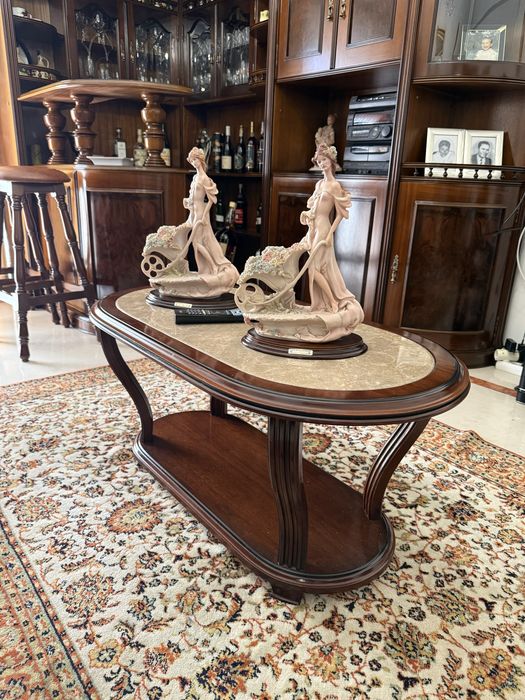 Sala completa: Sofá, bar, mesa de apoio, mesa jantar e cadeiras