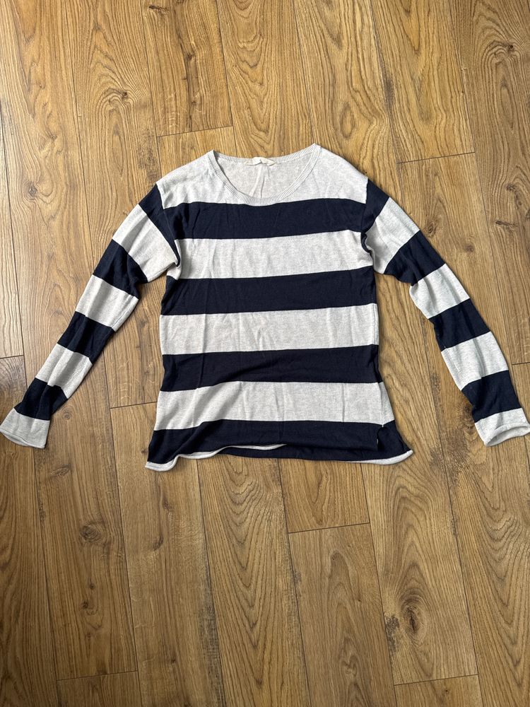 sweter w granatowo białe paski