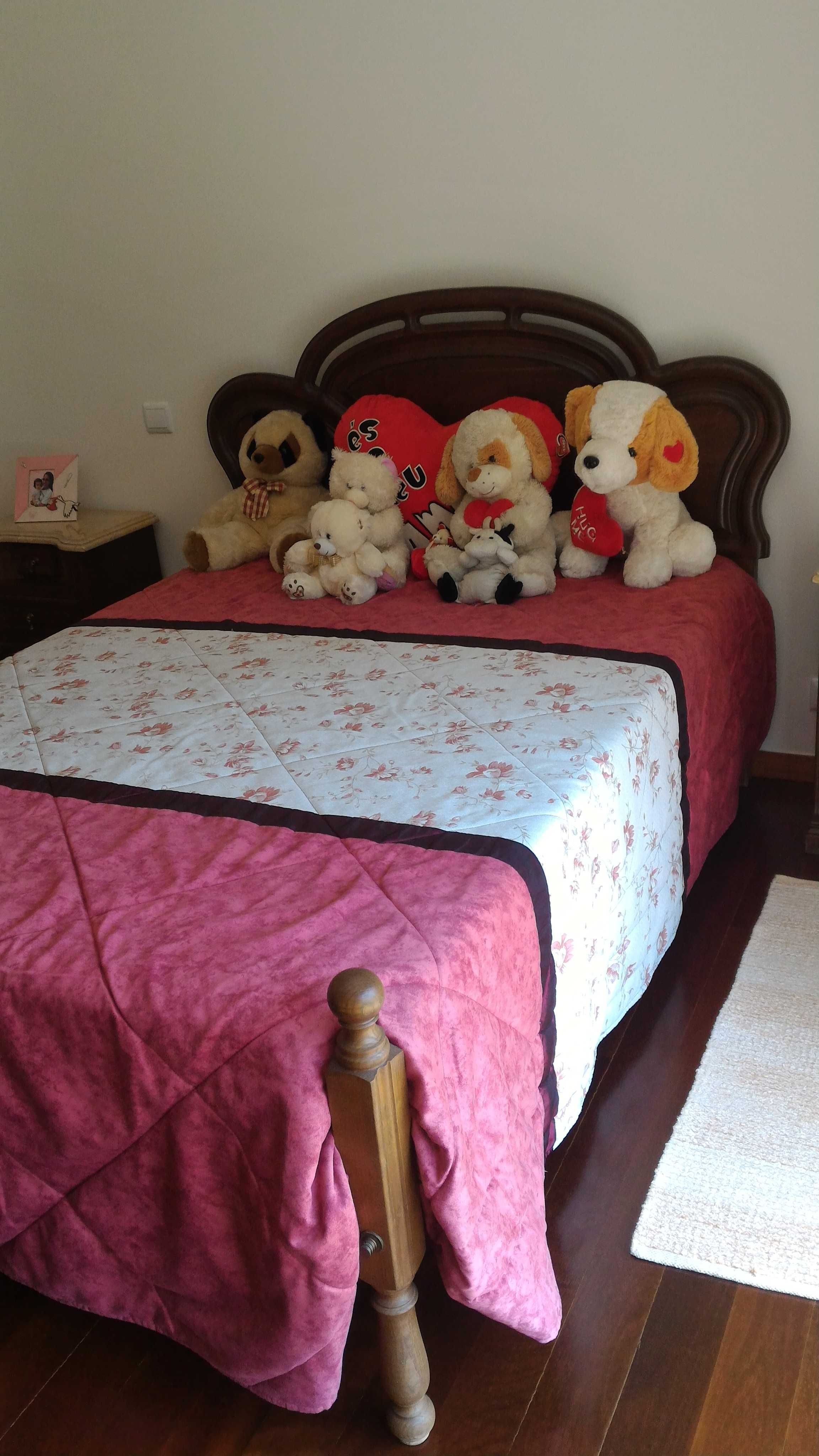 Mobília de quarto de casal em madeira