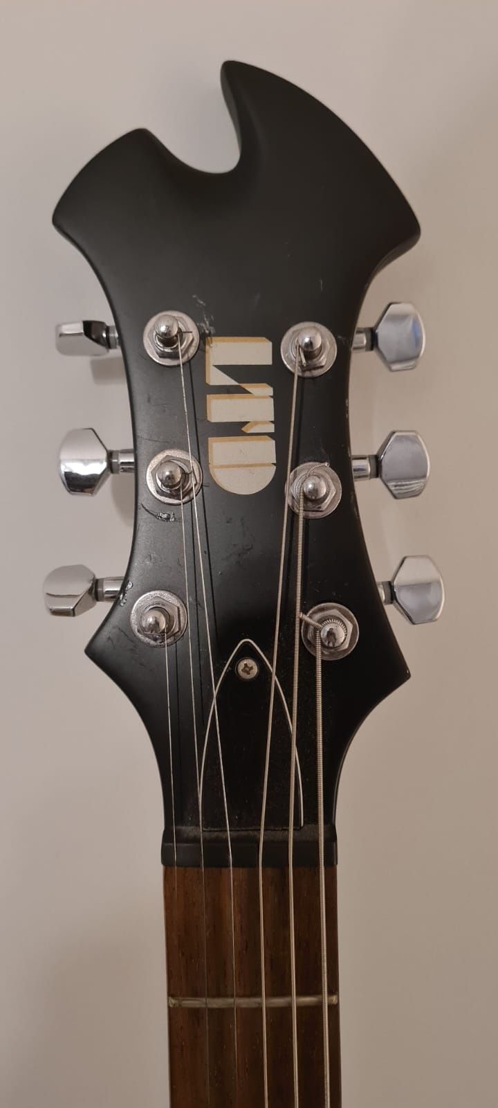 Guitarra Eléctrica para esquerdinos ESP LTD AX-50 com pickups activos