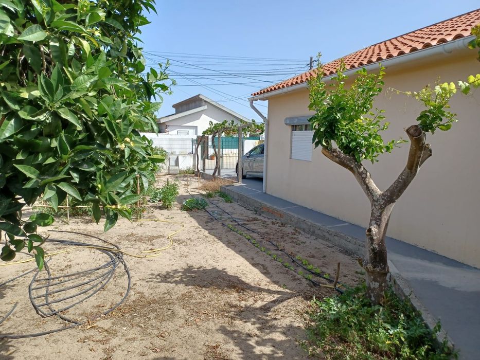 Terreno com anexo em Azeitão