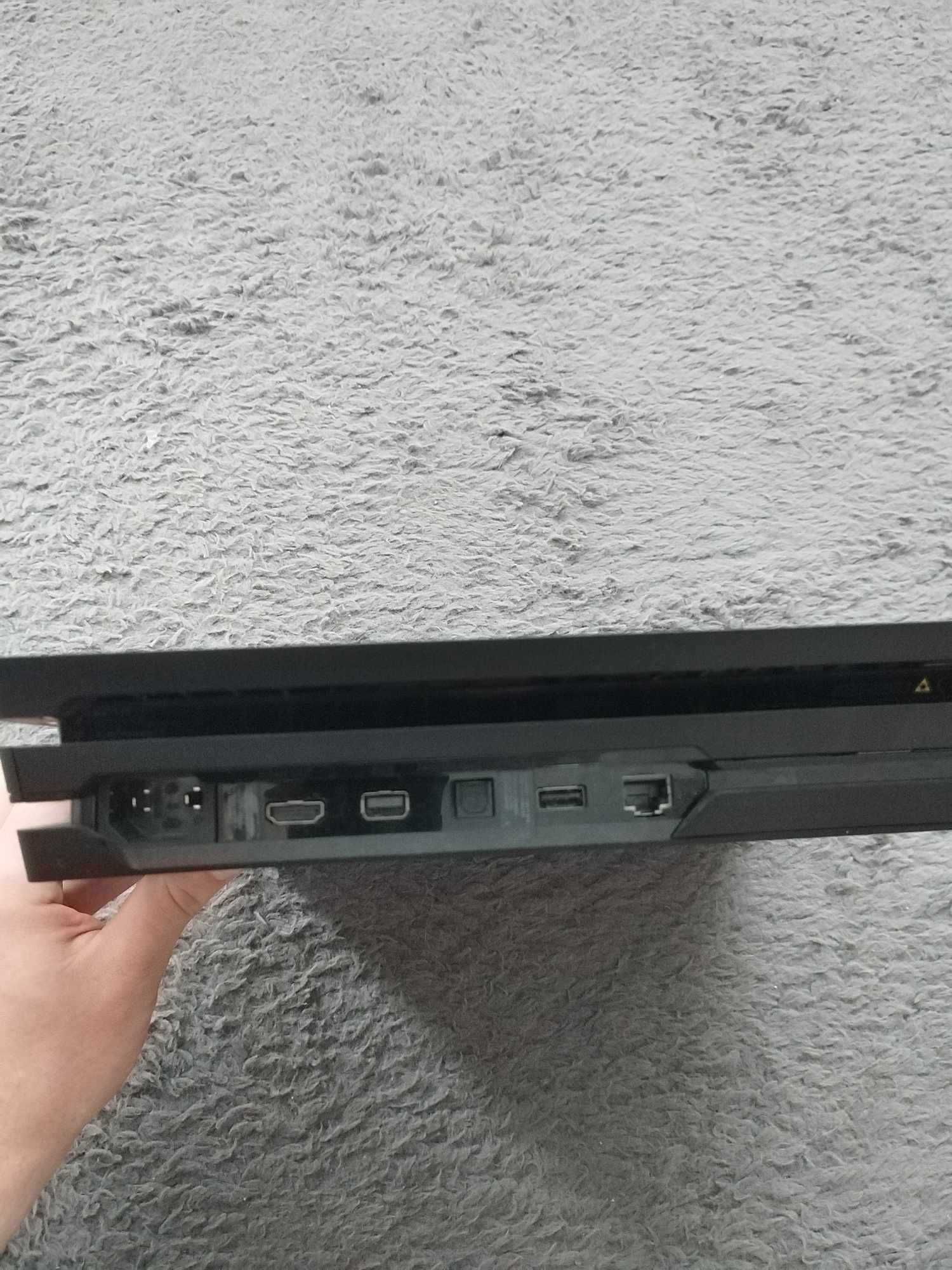 ps4 pro 1tb z padem 4 grami i pełnym okablowaniem