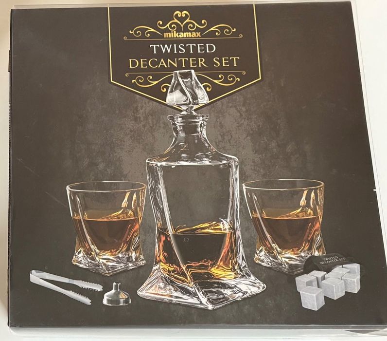 Zestaw do whisky: karafka, dwie szklanki, szczypce, drewniana skrzynka