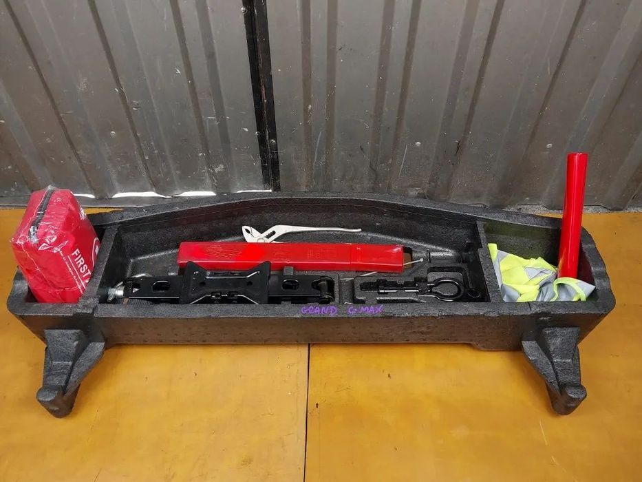 Wkład Koła Zapasowego Lewarek Hak Ucho Holownicze Klucz Ford C-Max MK2 Grand