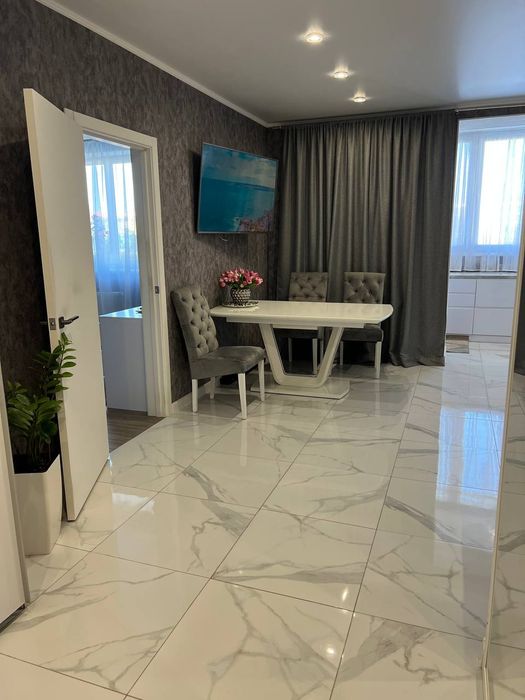 Метро Левада 1 минута.Новострой