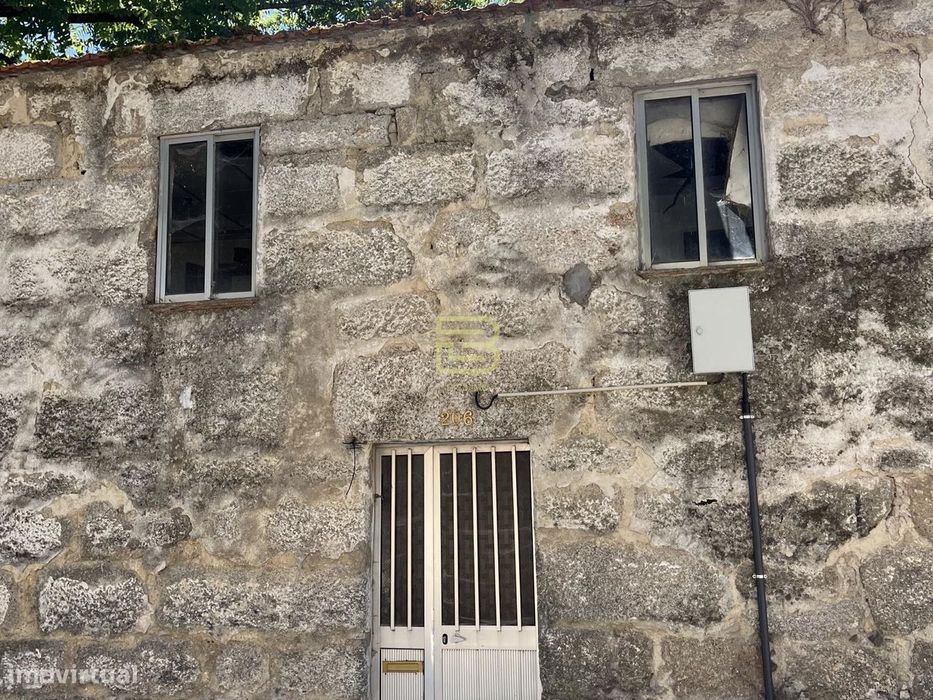 Casa Em Pedra Com Terreno Para Recuperar Ao Seu Gosto!