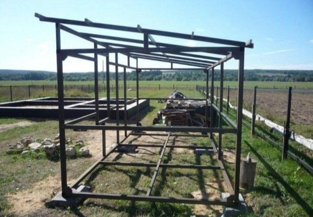 Stalowa konstrukcja na domek