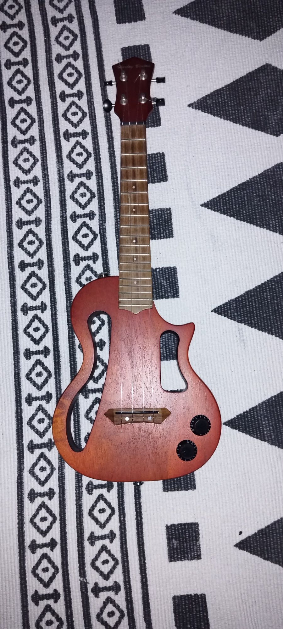 Ukulele eletrico harley benton