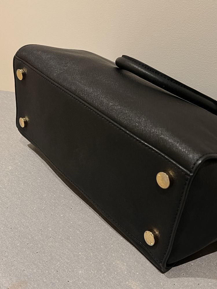 Mala Michael Kors com alça tira colo