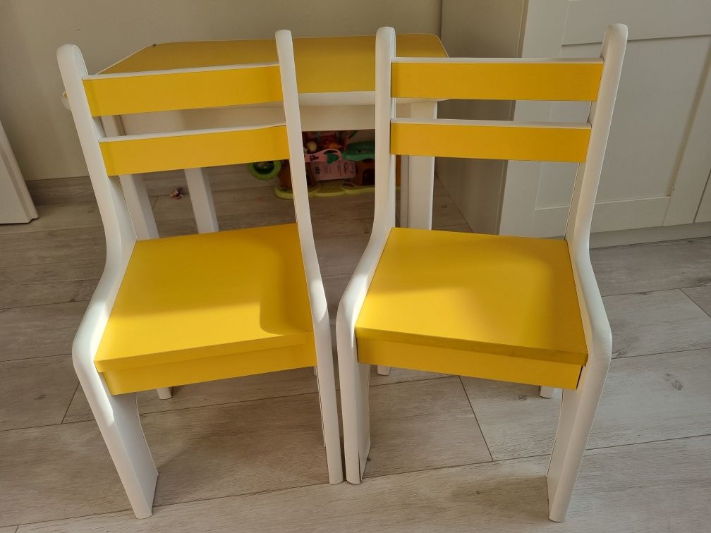Stolik drewniany + dwa krzesła