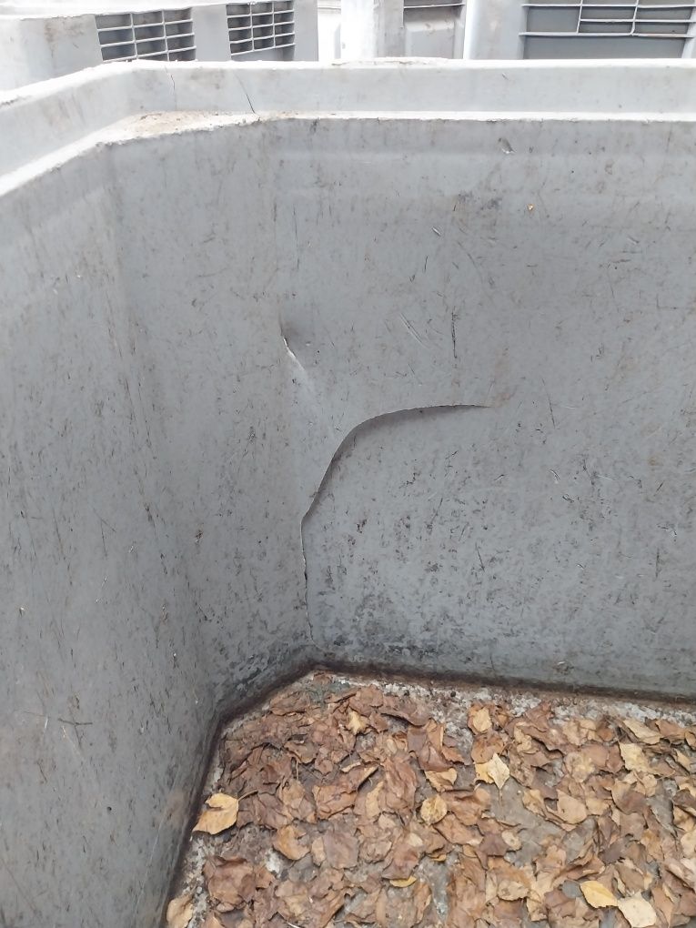 Skrzyniopalety plastikowe 120cm razy 100cm palety uszkodzone ale całe