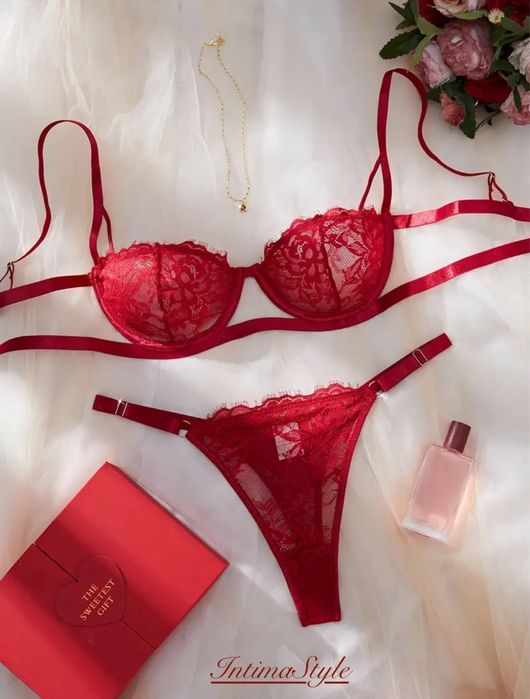 Сексуальний, яскравий бордовий комплект білизни