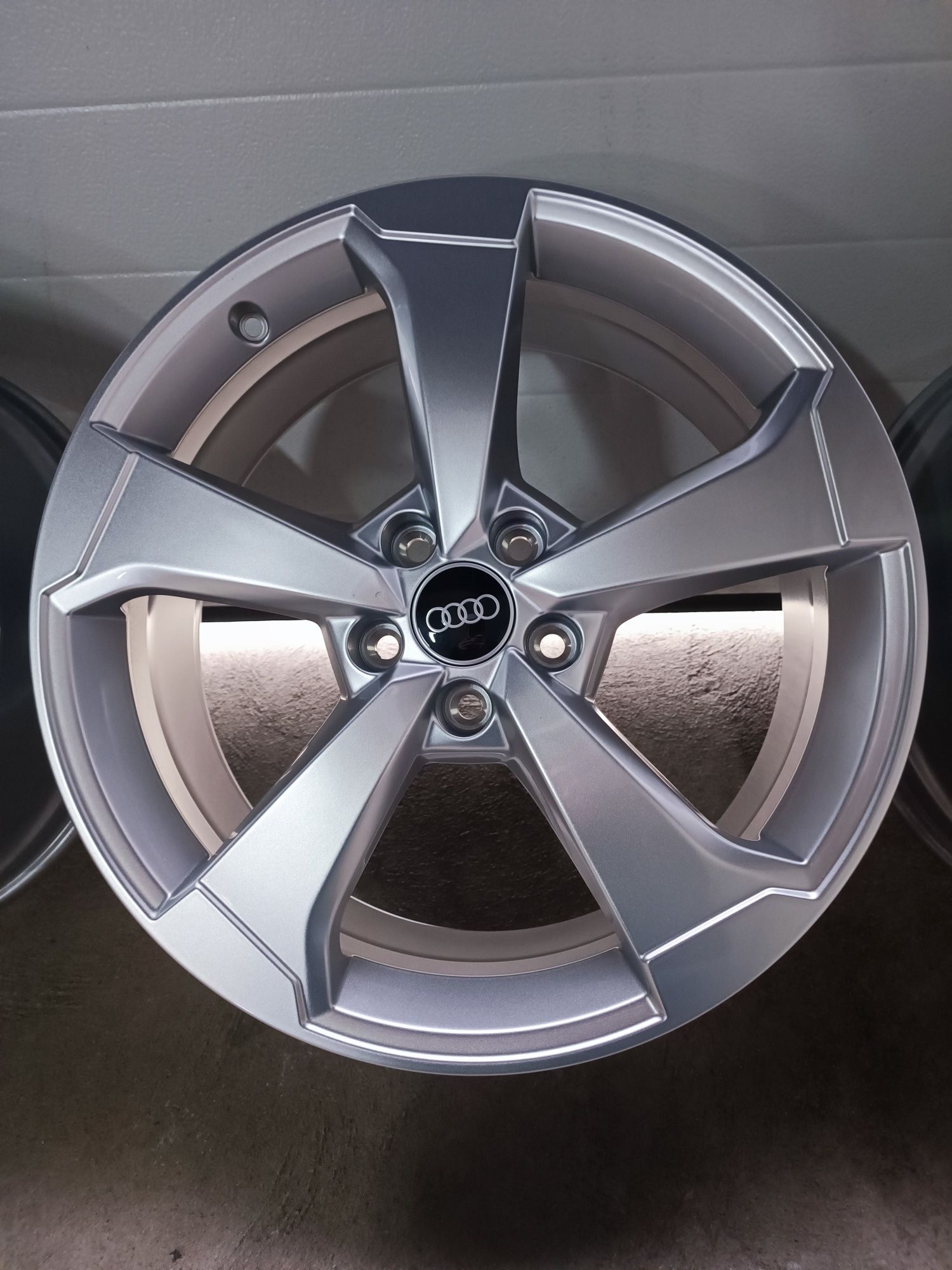 Felgi aluminiowe 5x112 Audi R19 nowe