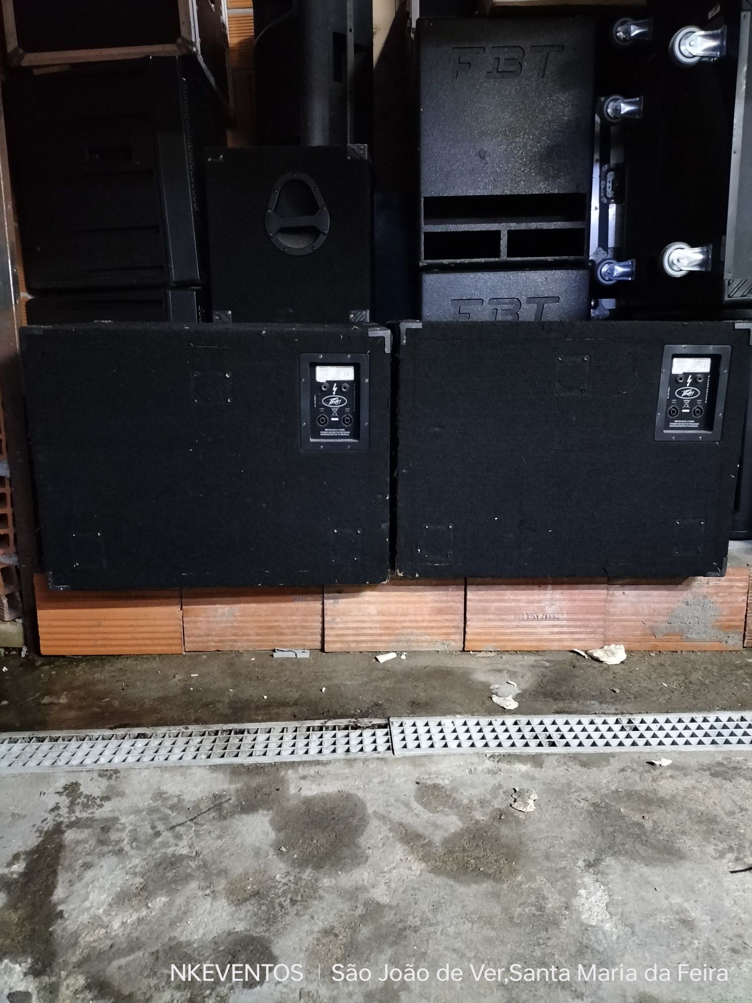 2 graves Peavey 15 polegadas  (passivos)