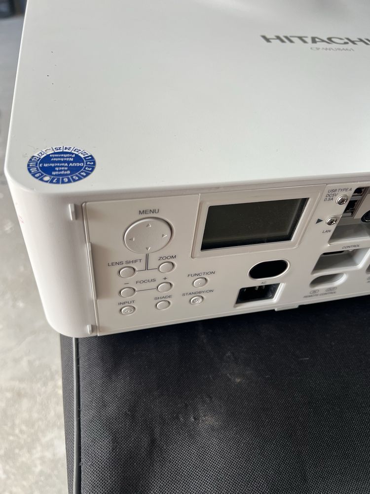 Projektor Hitachi 6000ANSI CP-WU8461 profesjonalny 1920x1200 WUXGA