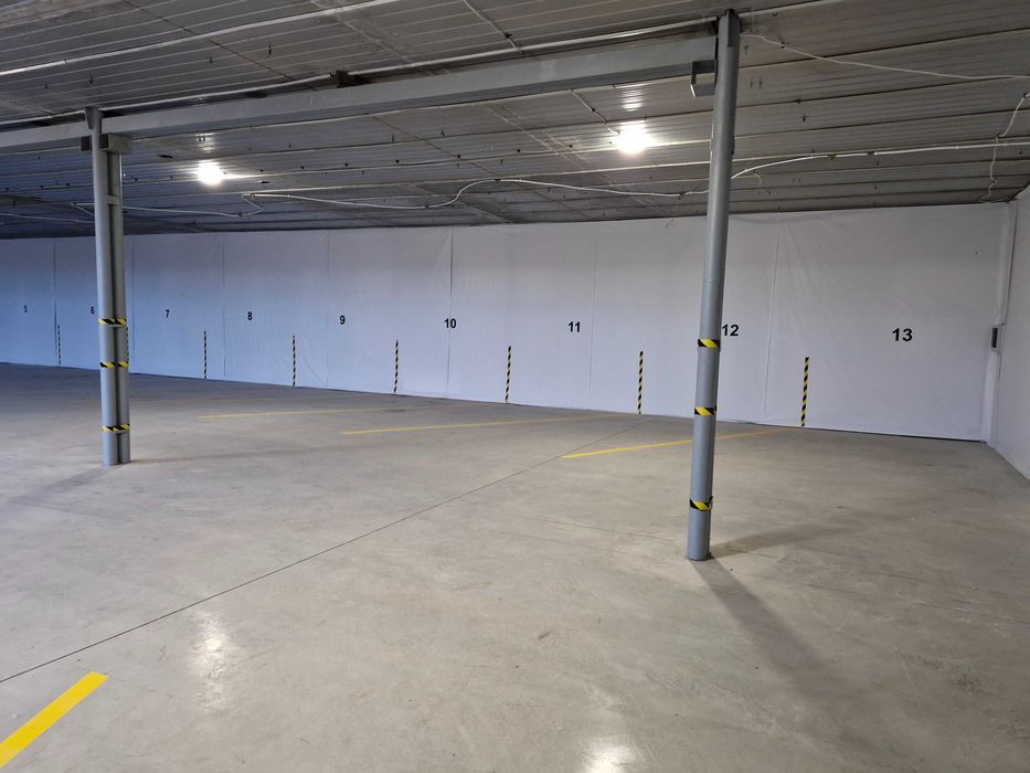 Garaz miejsce postojowe parkingowe w hali magazynowej