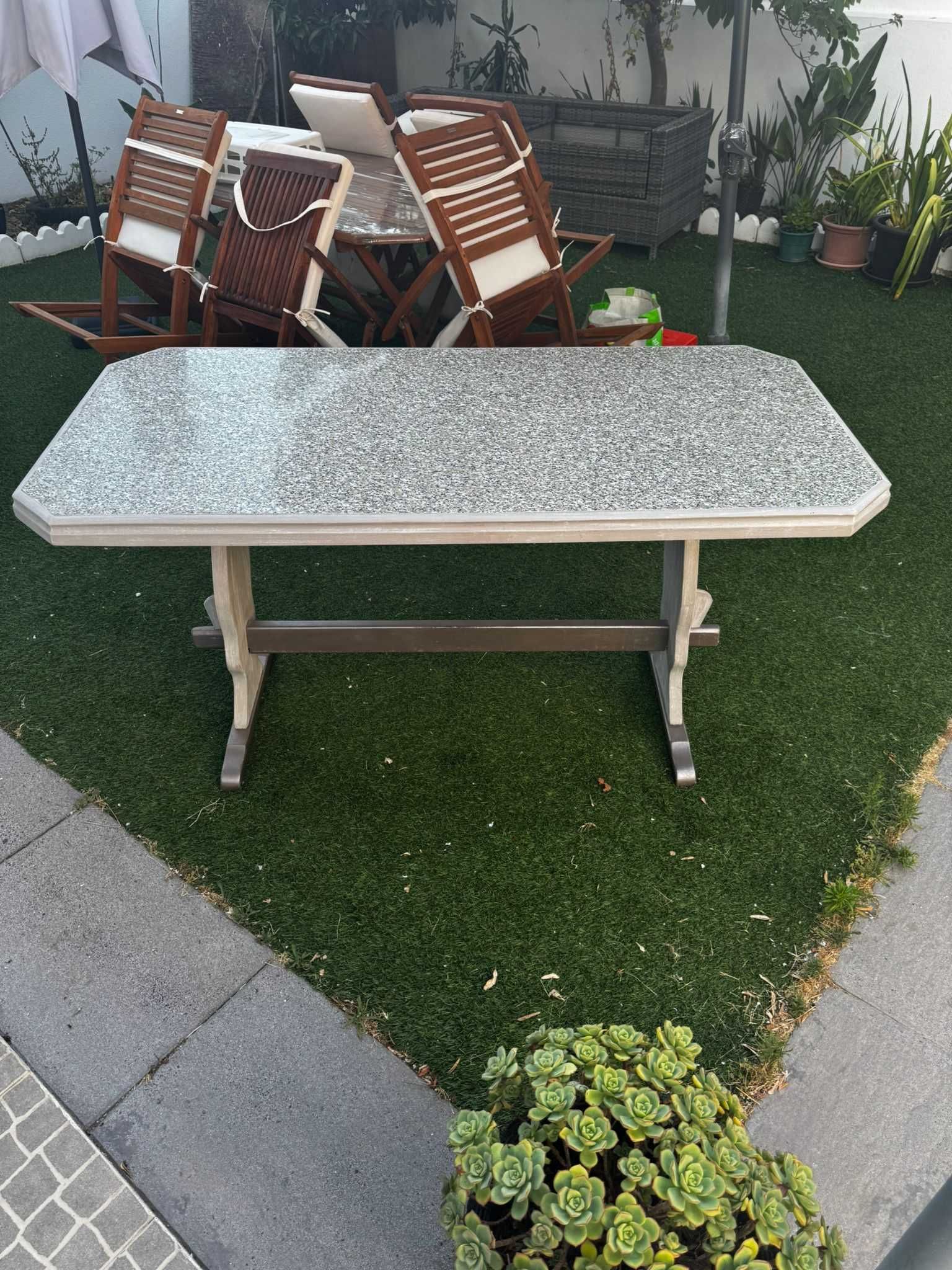 Mesa de cozinha em bom estado