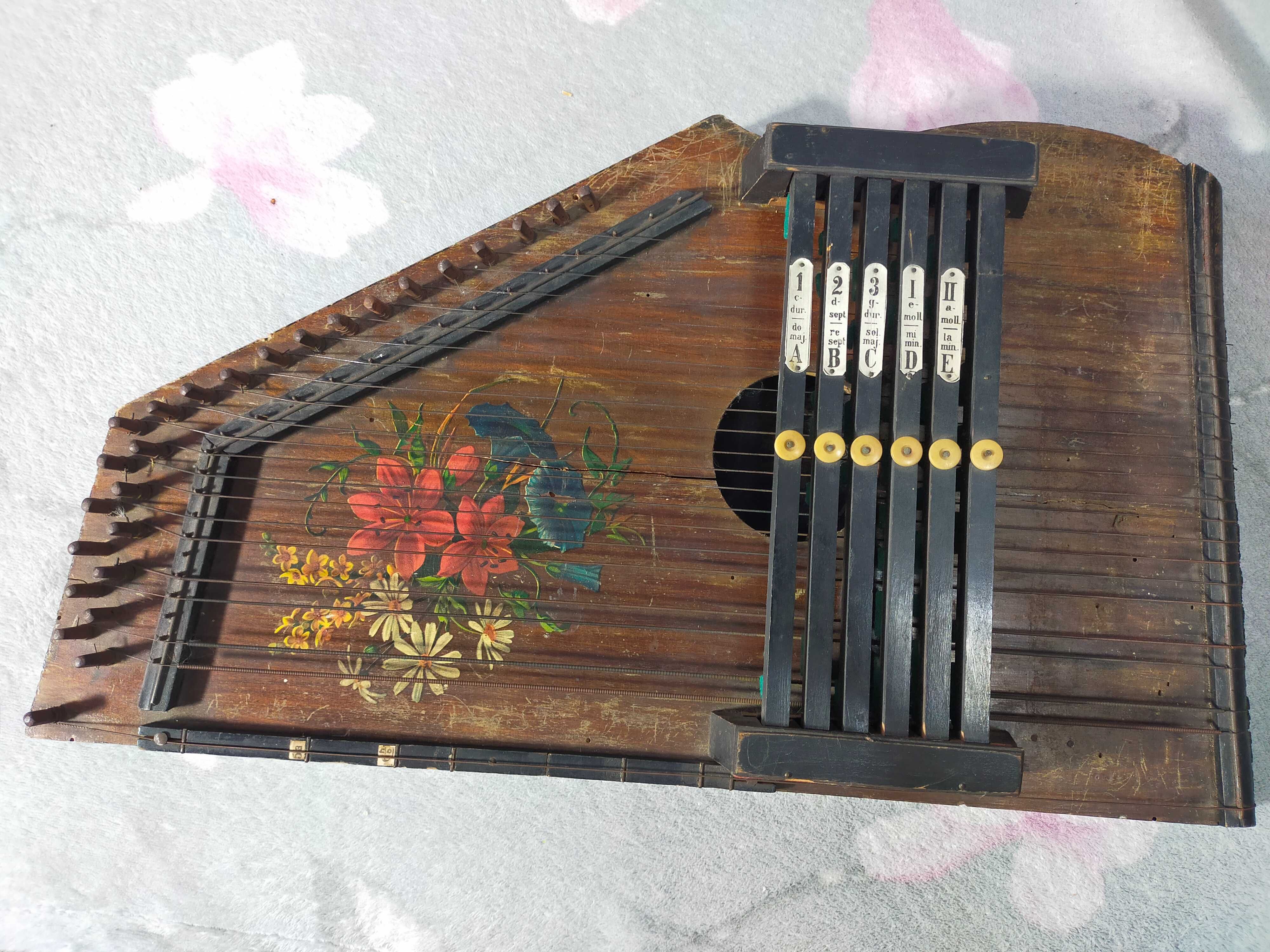 zabytkowy instrument CYTRA