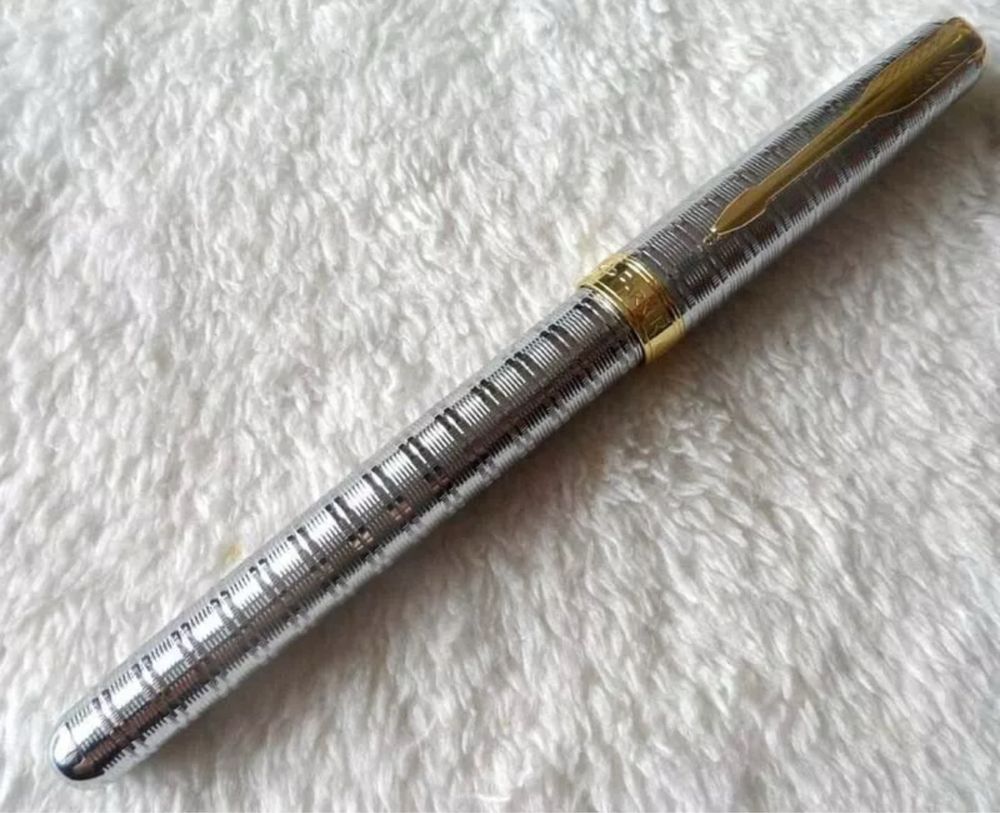 Caneta Tinta permanente Parker, com relevos, prateada, nova