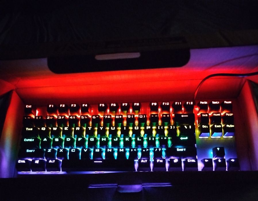 Клавіатура механіка з пилососм в комплекті